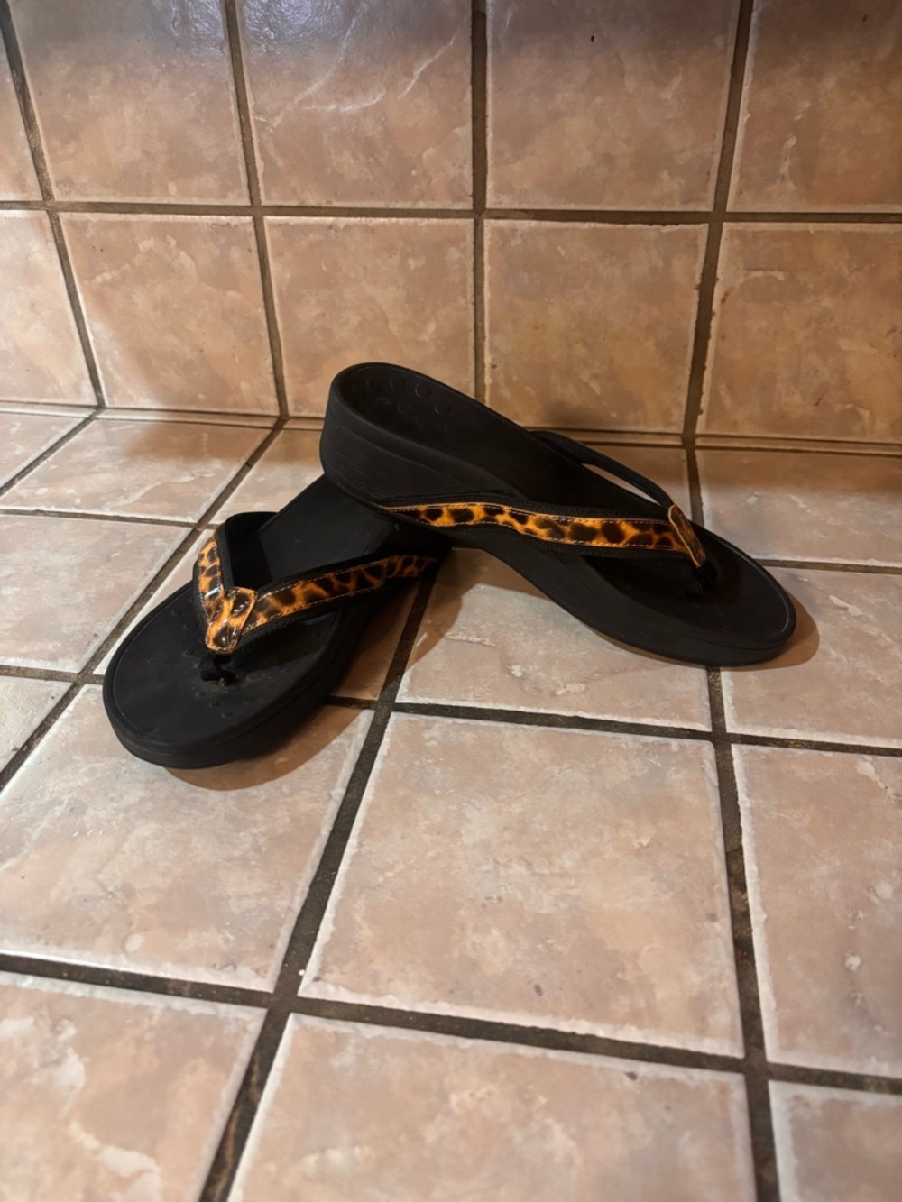 Vionic Black Sandals with Leopard-Print Straps size 8